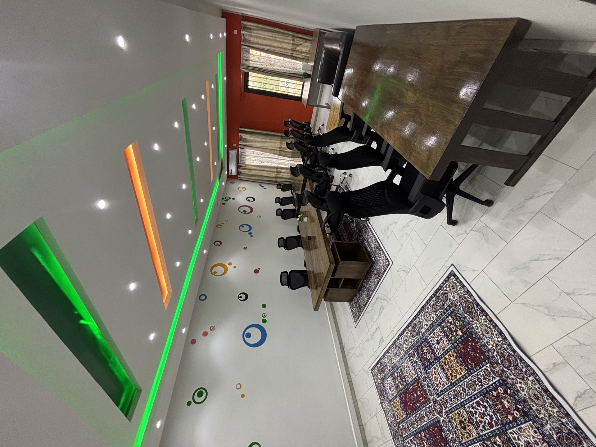 La salle Lacora — espace de travail et de réunion à Dakar